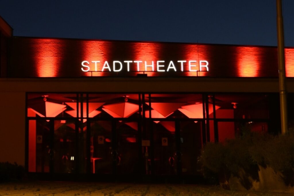 Stadttheater Herford Haupteingang bei Nacht