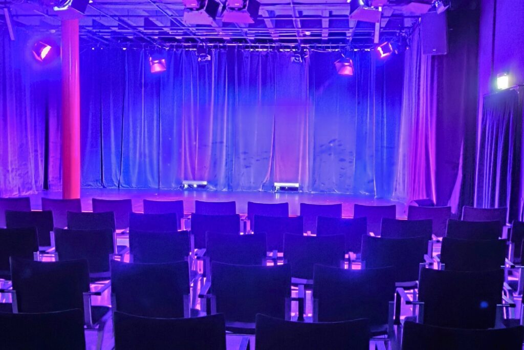 Studiobühne mit violetter Beleuchtung