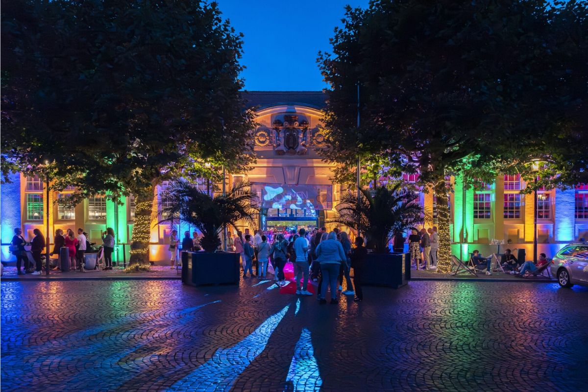 Außenansicht der Markthalle bei Nacht.