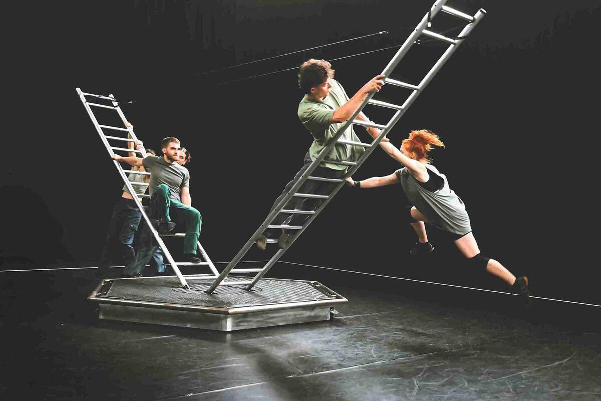 Leiter-Akrobatik von Circumstances, Leuven (BE)