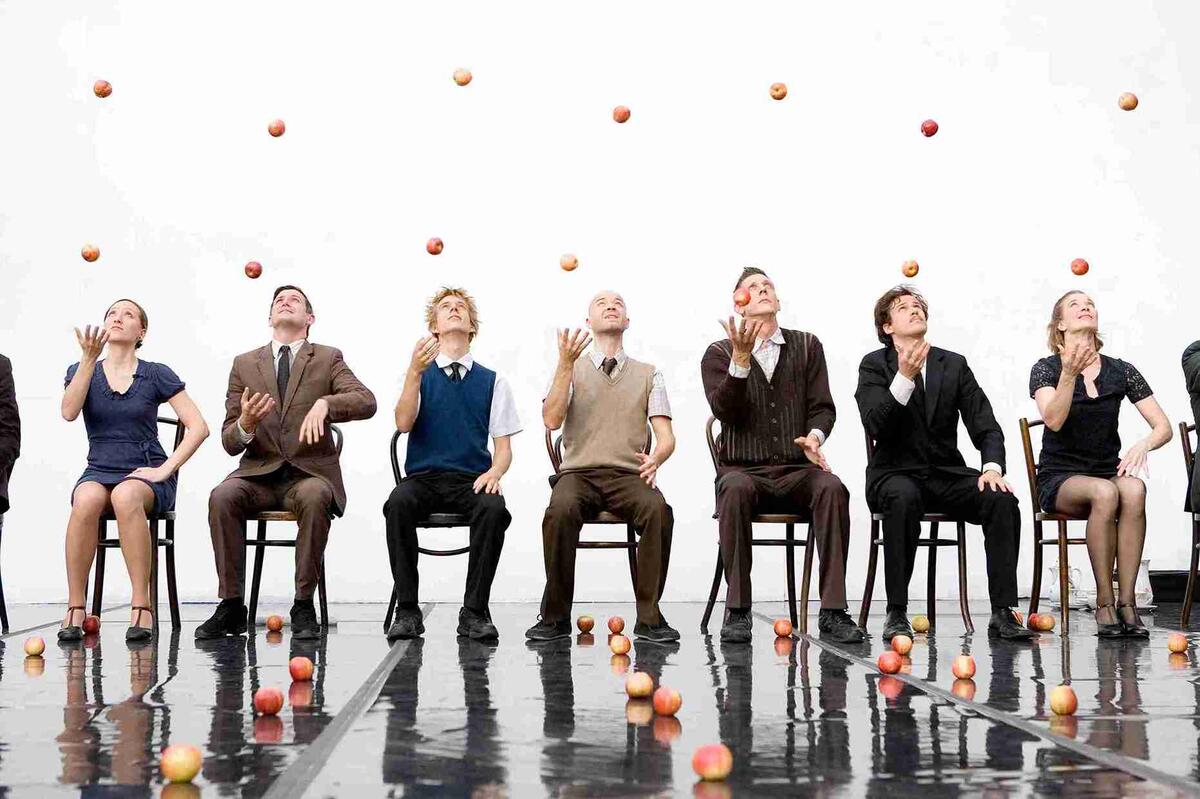 Smashed! 9 Jongleure, 80 Äpfel + 1 Tässchen Tee